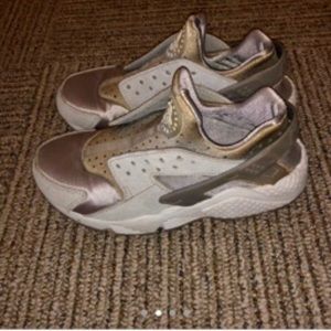 Women’s Nike Air Huarache sneakers US 6
